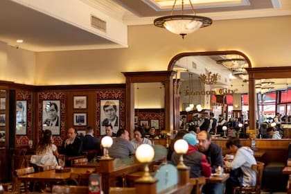 La Noche de los Bares Notables: 14 circuitos para vivir la cultura porteña