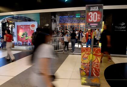 La noche de los shoppings se colmó de compradores de regalos del último día