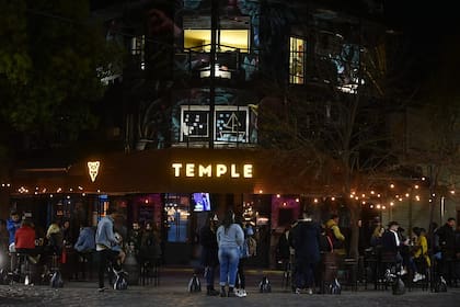 La noche de sábado en una esquina de Palermo