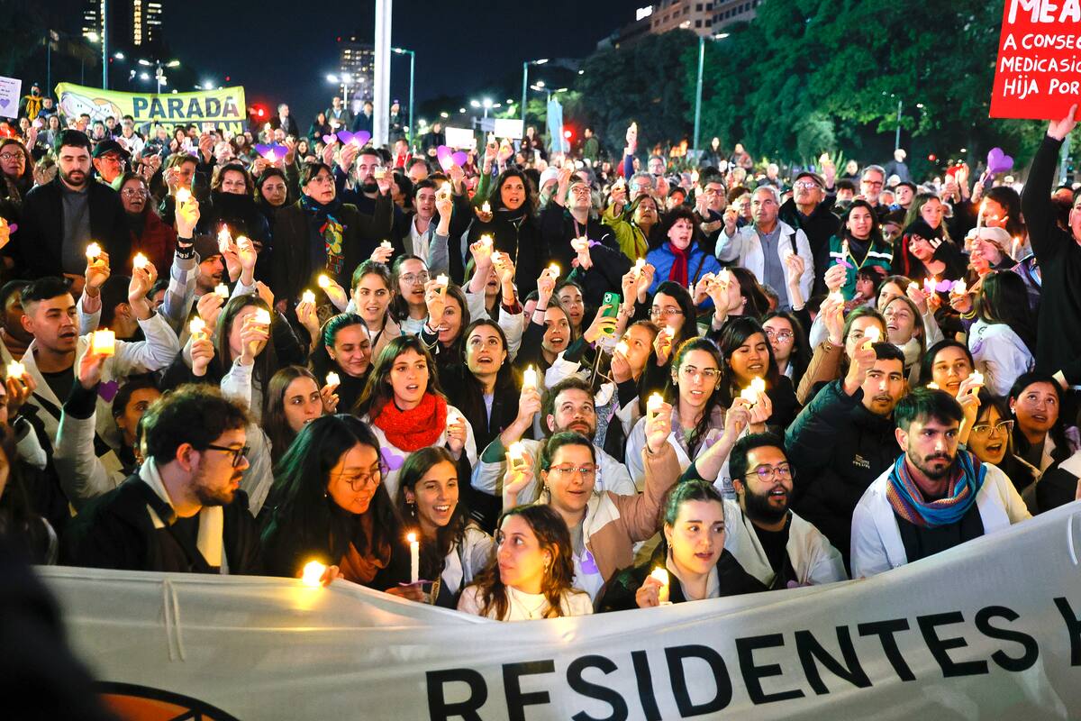La noche de velas en el Obelisco, organizada por los trabajadores del Hospital Garrahan