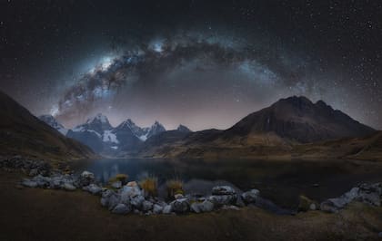 “La Noche del Huayhuash”, del peruano José D. Riquelme; "La cordillera de Huayhuash, ubicada en la región andina de Perú, alberga impresionantes paisajes con montañas y lagos, que ofrecen oportunidades únicas para capturar la Vía Láctea en todo su esplendor"