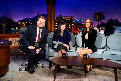 La noche del martes Billie Eilish apareció en el programa The Late Late Show de James Corden junto a la actriz Natalie Portman