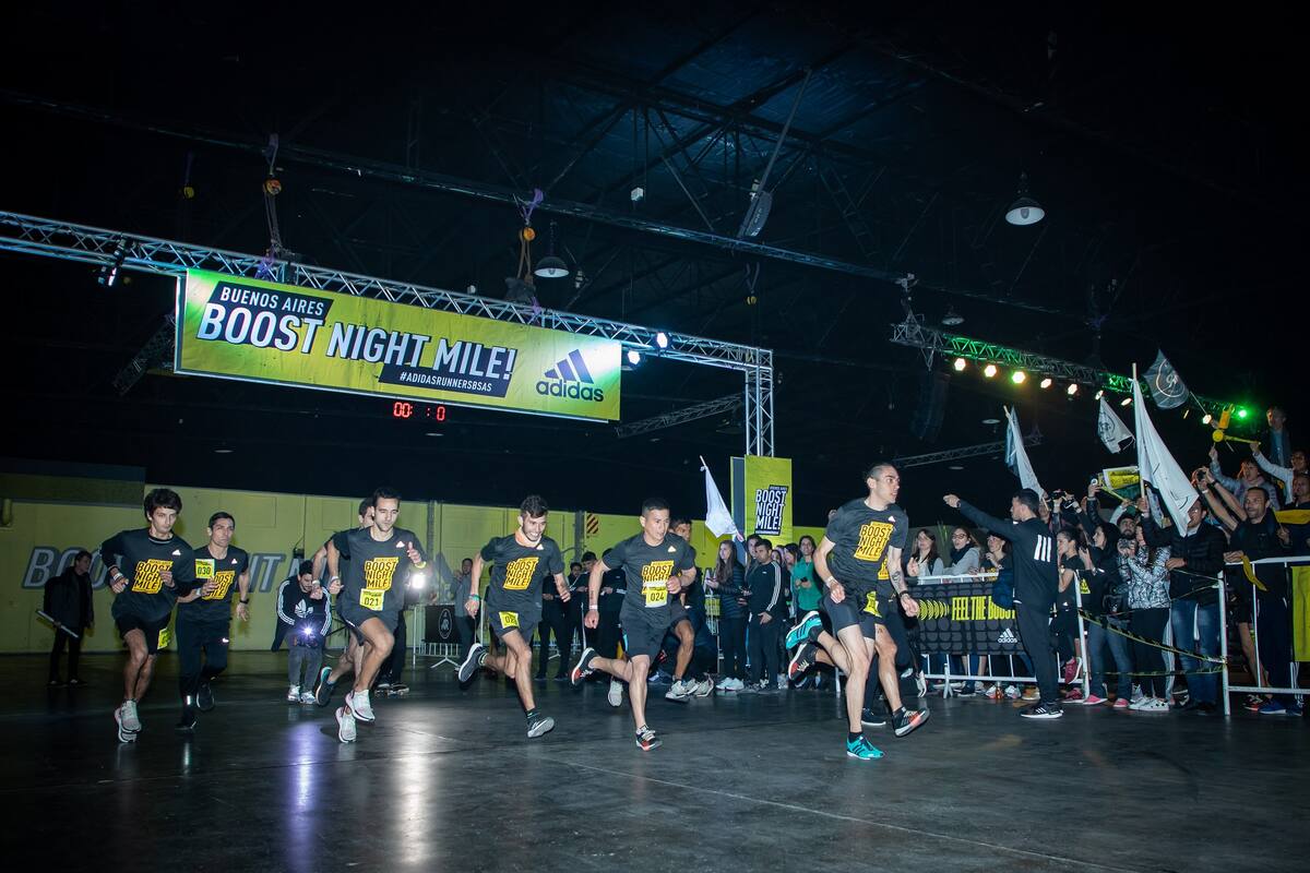 La noche del miércoles 14 adidas puso a prueba su tecnología estrella en una carrera con un ritmo impresionante
