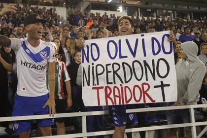 La noche en que Zárate volvió a la cancha de Vélez con la camiseta de Boca: lo trataron mal