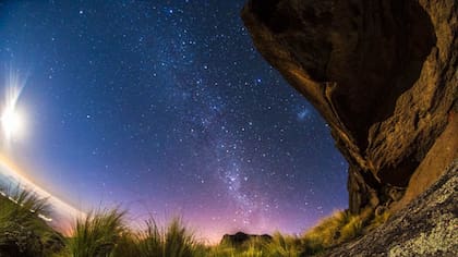 La noche entre las montañas fue despejada y con una gran cantidad de estrellas.