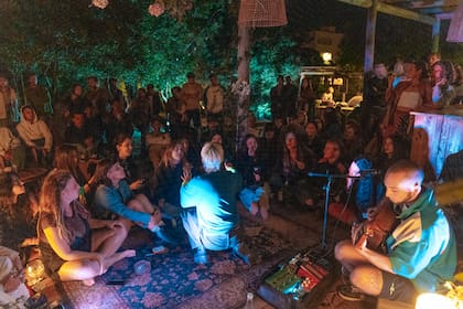 "La noche existe, pero no es forzada: se vive hasta un punto justo, sin interferir con volver al mar al día siguiente y aprovechar el ciclo natural del lugar”, dice Romero Malevin, uno de los dueños de AFT