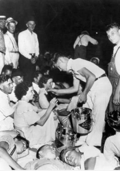 La noche previa al 14 de agosto de 1936, vecinos y visitantes acamparon en el estacionamiento baldío esperando la ejecución de Bethea (Foto: Getty Images)