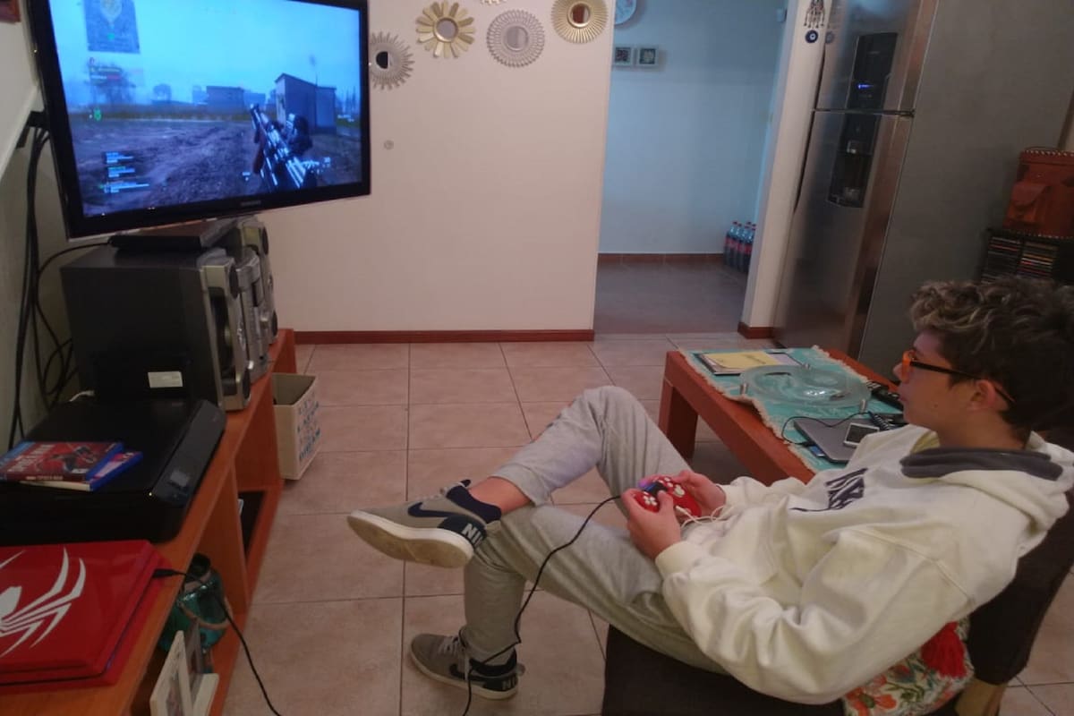 La noche se convirtió en el momento elegido por los adolescentes para socializar entre pares. En la imagen, Juan Ignacio, de 15 años, jugando online con sus amigos