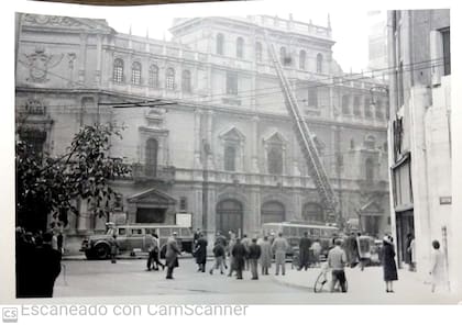 La noche trágica, la del incendio de la sala en la que un trabajador de sala, Víctor Roo, logró accionar el telón cortafuego que impidió que el fuego arrasara con la sala principal