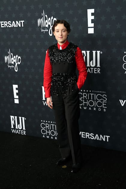 La nominada Bella Ramsey (por su trabajo en The Last of Us) suele diferenciarse del resto en lo que a moda se refiere y esta vez no fue la excepción: la actriz lució un diseño sastrero de Prada decorado con flecos brillantes sobre una camisa roja