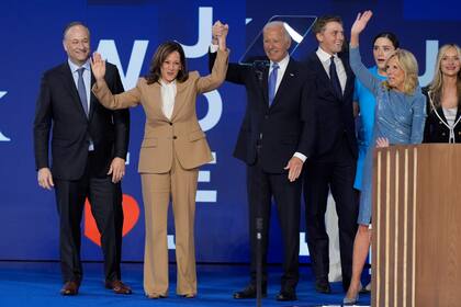 La nominada presidencial demócrata y vicepresidenta Kamala Harris, y el presidente Joe Biden en el escenario, con el esposo de Harris, Doug Emhoff, izquierda, y la primera dama, Jill Biden, derecha, en la Convención Nacional Demócrata, el lunes 19 de agosto de 2024, en Chicago. (AP Foto/J. Scott Applewhite)
