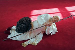 "La Nona Ora" (La novena hora), obra de Maurizio Cattelan, durante la exposición "Sin miedo al amor", en la Monnaie de París. La escultura del Papa Juan Pablo II al que le cae un meteorito es una de las esculturas por las que un colaborador llevó al italiano a los tribunales