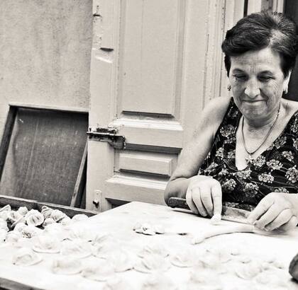 La nonna Elisa le enseño a hacer los orecchiette, como un juego