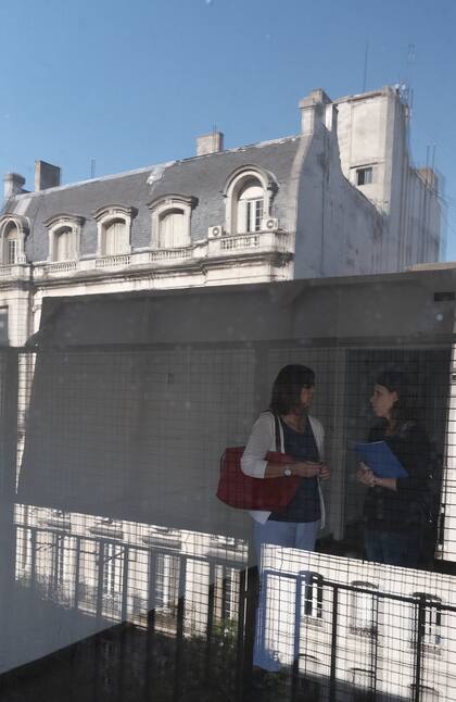 La norma de Comisiones Cero está inspirada en la que se aprobó en la ciudad y genera resistencia en el sector inmobiliario; cuáles son las diferencias con la propuesta nacional