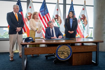 La norma fue aprobada por Gavin Newsom en 2024 y la legislación complementaria AB 853 estableció el 2 de agosto como fecha para la entrada en vigor de sus principales disposiciones