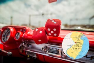 La costumbre de muchos conductores que está prohibida por ley en Nueva Jersey, aunque no todos lo saben