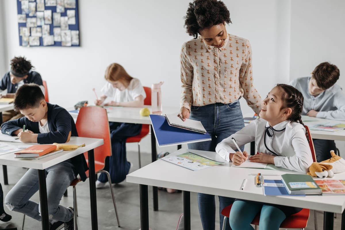 La norma prohíbe exigir a los candidatos a maestros pruebas de habilidades básicas adicionales para obtener certificados de enseñanza (imagen ilustrativa/ Canva)