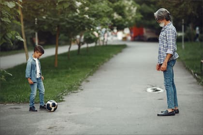 La norma prohíbe explícitamente que las personas jueguen a la pelota en las calles de California