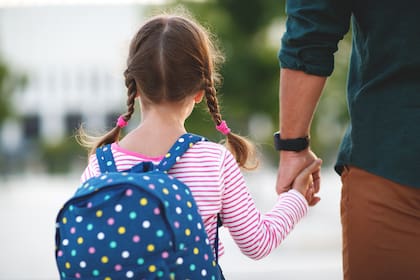 La norma prohíbe terminantemente negar la educación gratuita a cualquier menor por su situación migratoria real o percibida