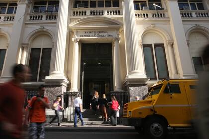 La norma votada anoche habilita a los bancos a salir a comprar todos los billetes que quieran u otros activos nominados en moneda extranjera