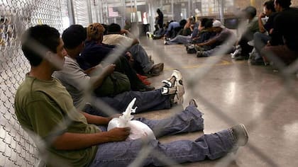 La normativa de 1798, usada anteriormente en guerras mundiales, permite ahora deportaciones exprés sin requerir pruebas ante un juez, según críticos