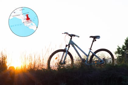 La normativa de Destin prohíbe circular en bicicleta dentro de los cementerios para respetar el descanso eterno.