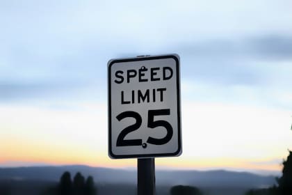 La normativa modifica el Código de Transporte Sección 545.157(a), que exige que los conductores se cambien de carril o reduzcan la velocidad en al menos 19 mph (32 km/h) bajo el límite permitido