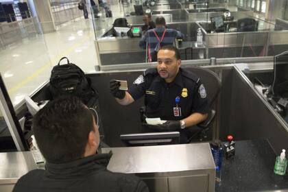 La normativa no fija un tope para transportar dinero, pero obliga a informar cualquier suma superior a US$10.000