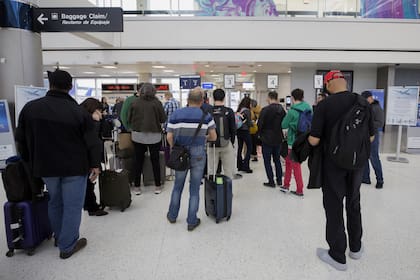 La normativa permite fotografiar a todos los extranjeros que entran o salen, sin importar su edad