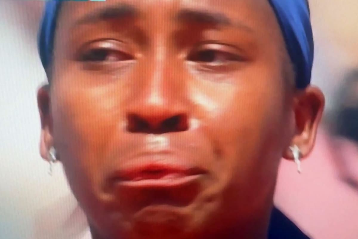 La norteamericana Coco Gauff no puede contener el llanto tras un fallo que consideró injusto; quedó eliminada de los Juegos Olímpicos de París 2024