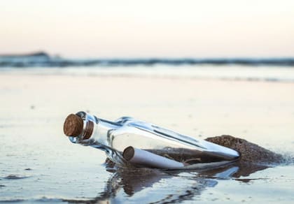 La nota dentro de la botella tenía un mensaje de amor a la madre del que lanzó el envío al mar (imagen de archivo)