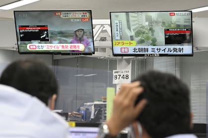 La noticia del lanzamiento de Corea del Norte, seguido con atención en Tokio. (Kyodo News via AP)