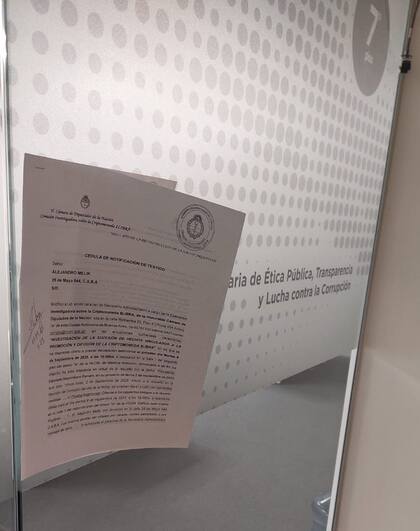La notificación a Alejandro Melik, titular de la Oficina Anticorrupción, en la puerta del organismo; fue citado por la comisión investigadora del caso $LIBRA