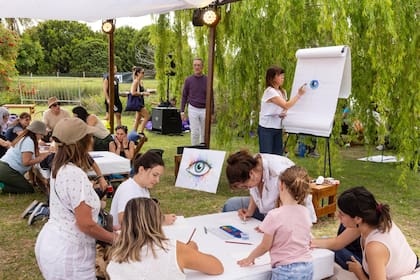 La novedosa actividad, que se propone utilizar el arte como recurso para soltar la expresividad, fue una de las más concurridas del festival.