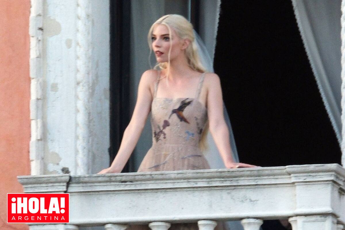 La novia asomada a uno de los balcones del impresionante Palazzo Pisani Moretta.