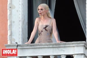 La novia asomada a uno de los balcones del impresionante Palazzo Pisani Moretta.