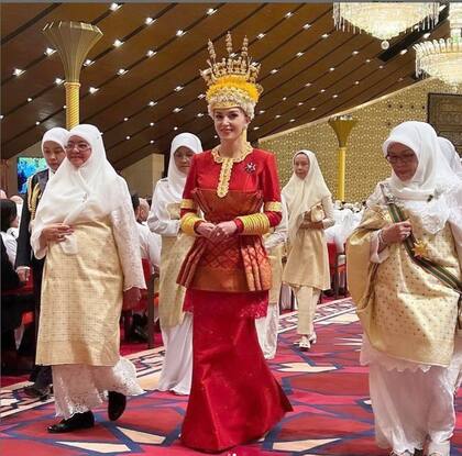 La novia, con la versión femenina del traje de su prometido, un diseño de silueta péplum e inspiración oriental repleto de bordados.