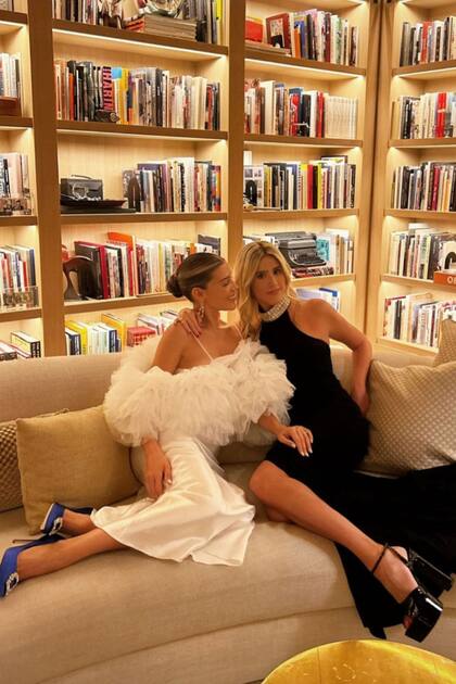 La novia con su gran amiga, la influencer Fernanda Medina.
