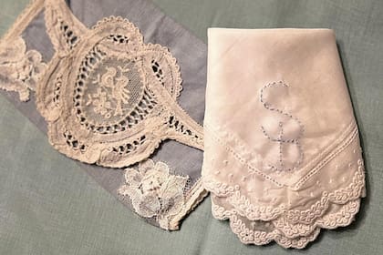 La novia cumplió con la tradición de llevar algo antiguo, algo prestado y algo azul. Catarina von Lerchenfeld, prima del novio, hizo un pañuelo reutilizando uno que era de la abuela de la novia.