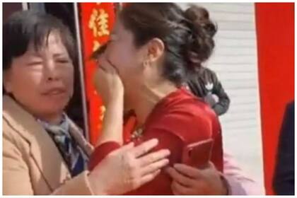 La novia de la boda emocionada por conocer a su mamá biológica