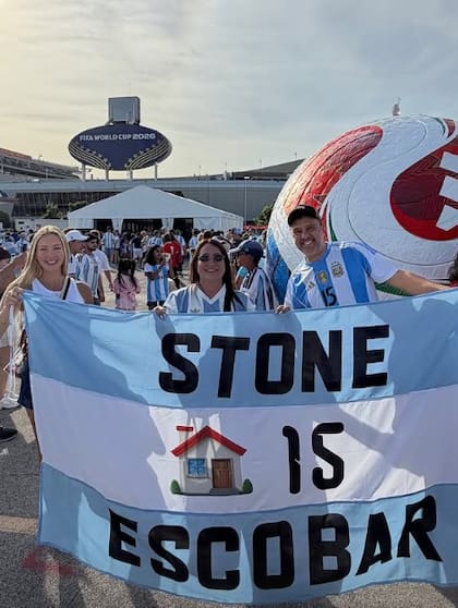 La novia de Nico Martínez junto a sus suegros en una foto antes de entrar al estadio