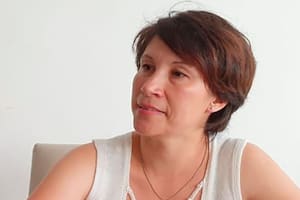 La novia del empresario kirchnerista, quien lo acompañará durante su prisión domicialiria, habló desde dentro del country, donde se vive una situación de mucha tensión