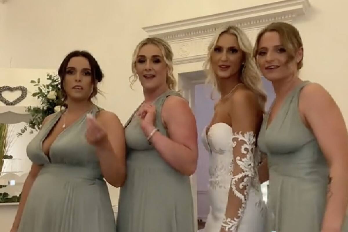 La novia eligió un vestido con un peculiar escote que llamó la atención de la comunidad virtual