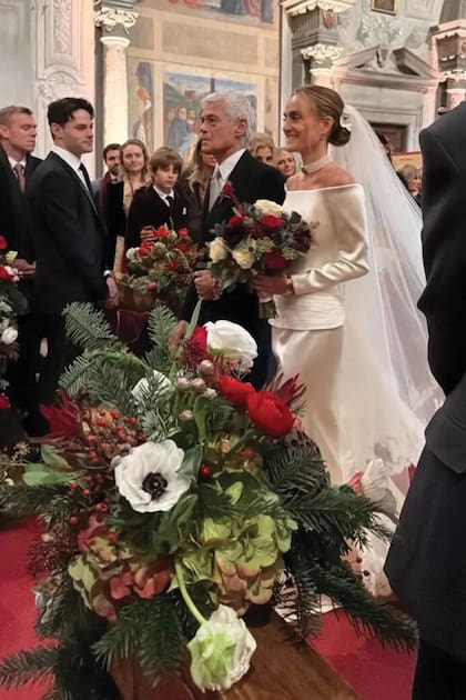 La novia entra del brazo de John Frieda –conocido como el “peluquero
de la realeza”–, el hombre con el que su mamá, Frances Avery Howe, se
casó tras la muerte de Giovannino Agneli y quien la crio desde muy chica