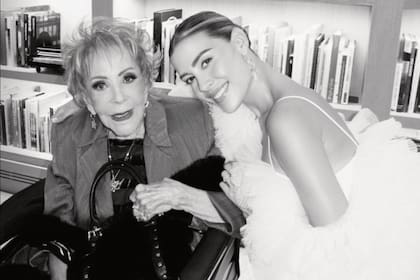 La novia estuvo muy atenta en todo momento a su querida bisabuela, una estrella del mundo del espectáculo mexicano. “La cumpleañera más hermosa. La reina de mi corazón, mi maestra de vida. Agradezco todos los días con la vida de haberme puesto en tu camino”, escribió Michelle en su cuenta de Instagram.