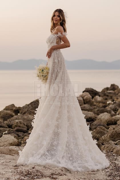 La novia, impactante con el traje que lució ese tercer día de eventos: off shoulder, de encaje y con flores en 3D.