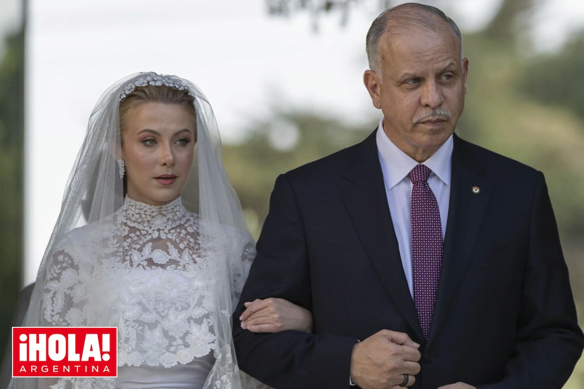 La novia ingresa del brazo de su padre.