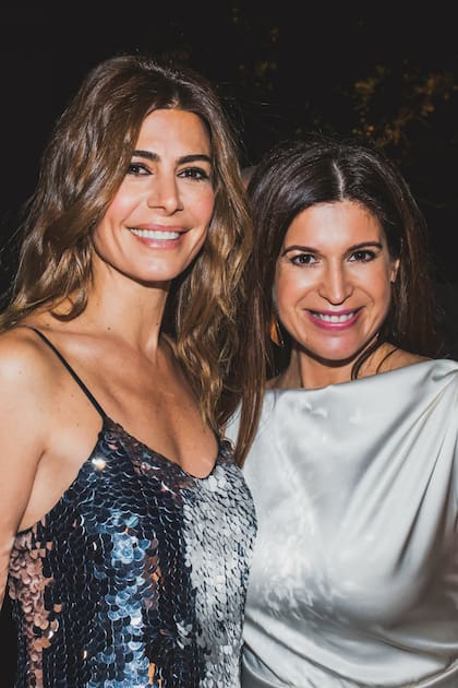 La novia junto a Juliana Awada, que lució en vestido de paillettes de El Camarín, de Yanina Solnicky.