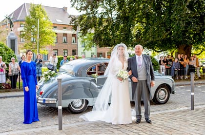 La novia llega a la iglesia con su padre, Nicolás Pierre Roumiantzoff-Pachkevitch, en un coche Jaguar MK clásico. Para el día más importante de su vida Natacha eligió un diseño sobrio con toques modernos, en el que destacaba el escote profundo, las mangas semitransparentes con volumen y el cinturón con pedrería, que se llevaban bien con detalles clásicos como la cola larga, el velo y la diadema de flores y perlas.