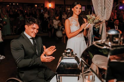 La novia lució un traje de gasa y tul bordado con piedras y, a las tres de la mañana, lo cambió por un pantalón y un top.